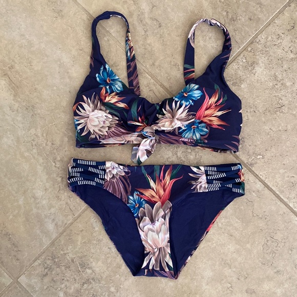 Splendid bathing suit size Medium. Perfect condition. Tie back on top. - Picture 1 of 5